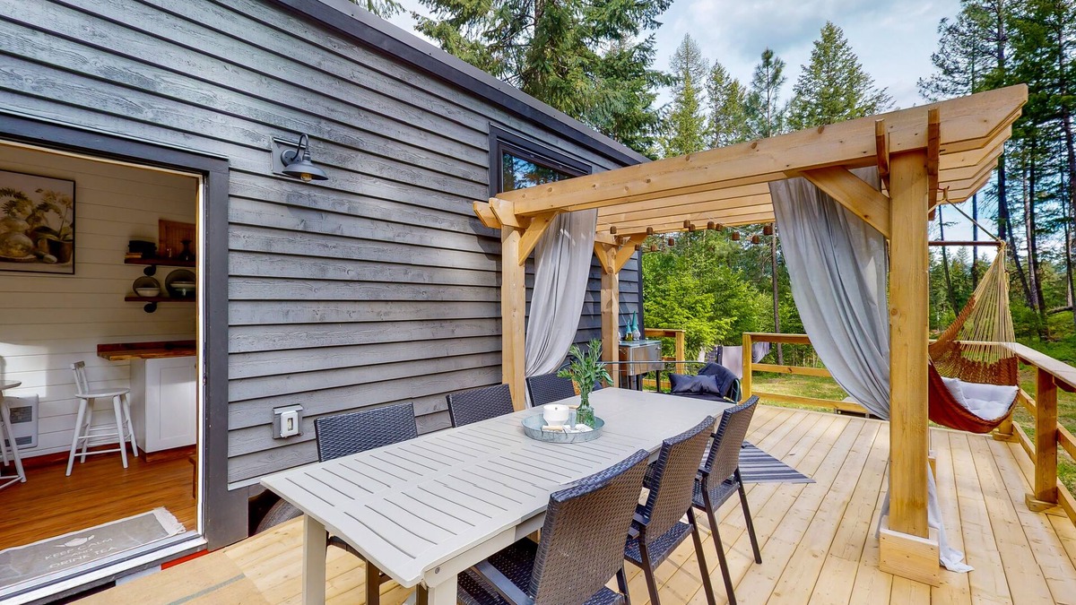 Christina Lake House | Cozy loft home with modern design, deck, hammock, outdoor shower, and AC