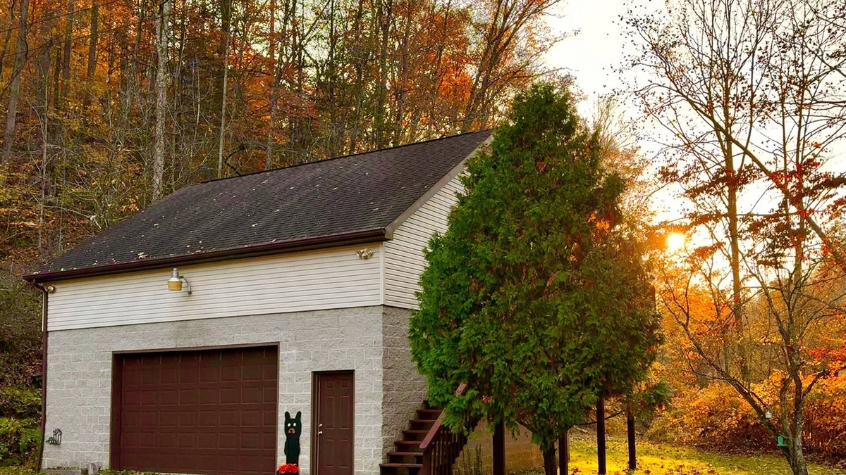 Big Chimney Apartment | Cozy loft in private country setting 5 mins from downtown, Pet Friendly