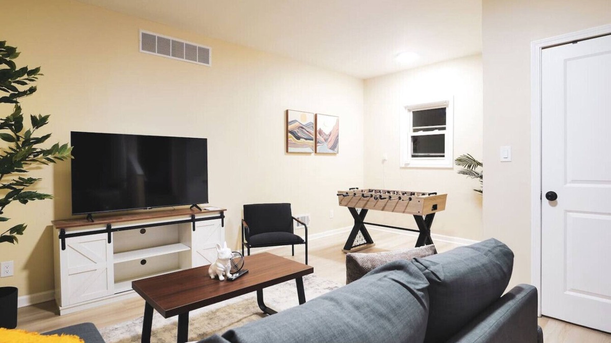 Taylor House | Cozy Loft in Taylor Michigan minutes from DTW