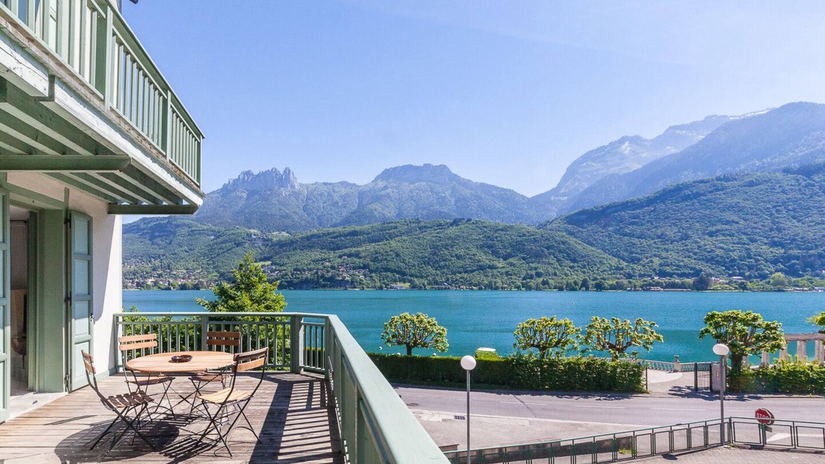 Duingt Apartment | "Cozy Loft" with views and private access to Lake Annecy