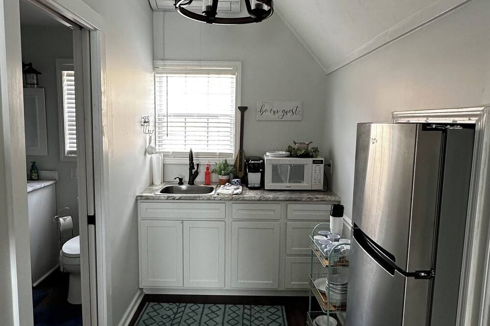 Kuttawa Apartment | Cozy loft within walking distance of Hu’Bs. Beautiful lake view!