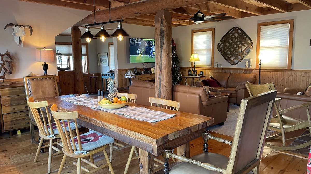 McAllister House | Cozy Log-beamed cabin near Yellowstone and Ennis’ World class Madison River