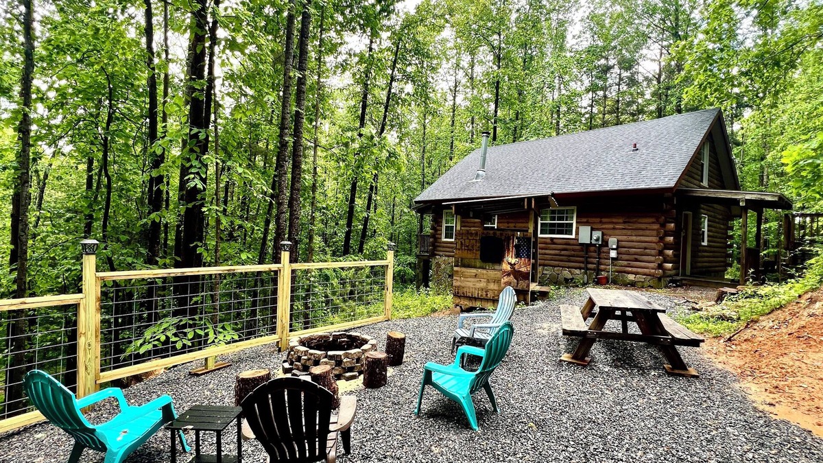 Traphill Cabin | Cozy log cabin 4 minutes outside Stone Mountain!