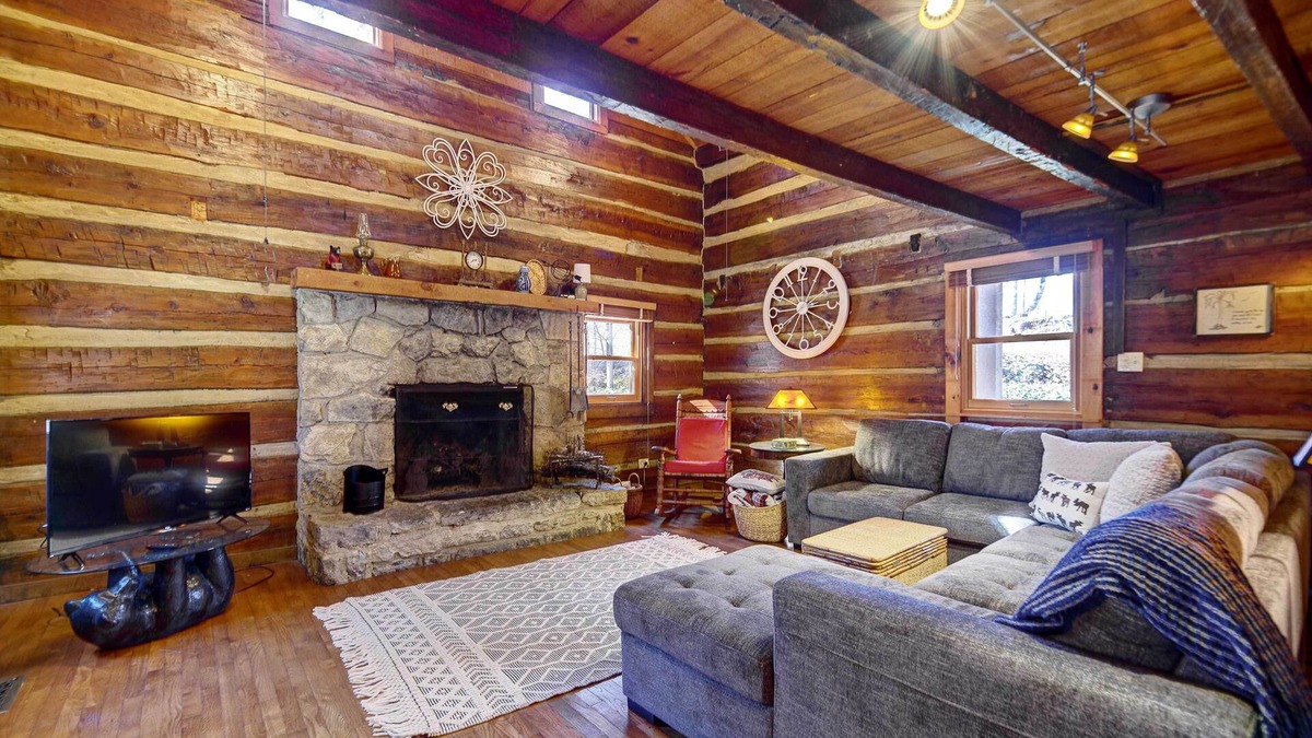 Townsend Cabin | Cozy Log Cabin: 6 Mi to Great Smoky Mtns NP!