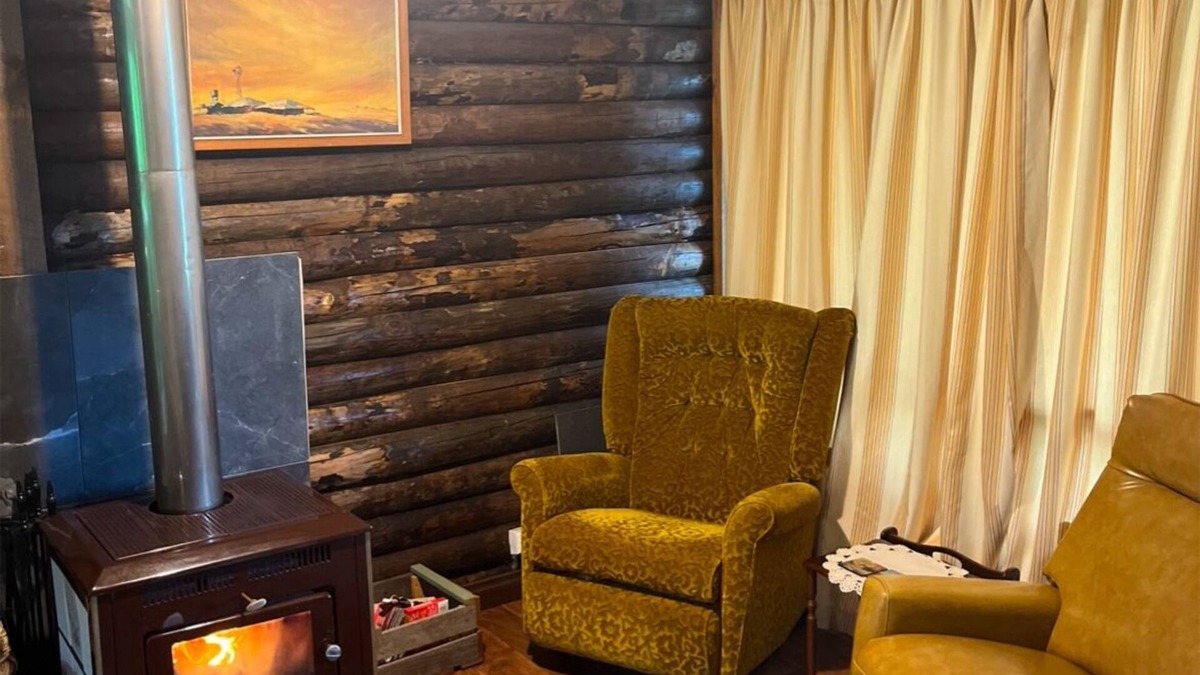 Preston Beach Cabin | Cozy Log Cabin by the beach