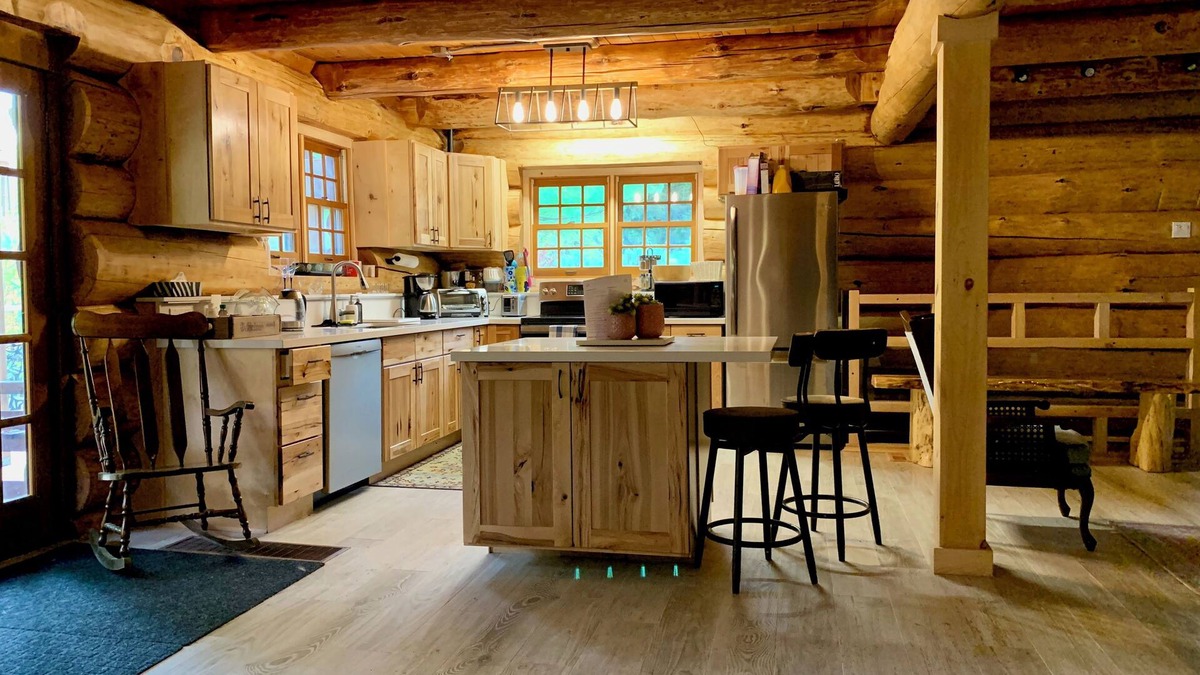 Bethany Cottage | Cozy Log Cabin an hour from Toronto