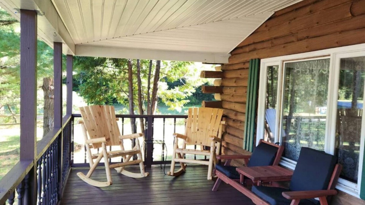 Forestport Cabin | Cozy Log Cabin close to Old Forge and Boonville. Great for small families!