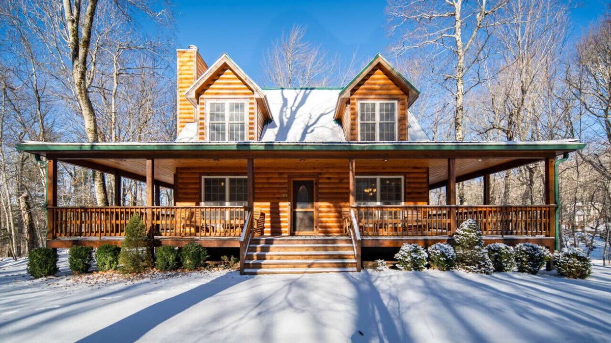 Charter Hills Cabin | Cozy Log Cabin, Deck & Fireplace, A/C, Grill