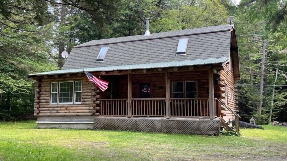 West Halifax Cabin | Cozy Log Cabin - Dog Friendly