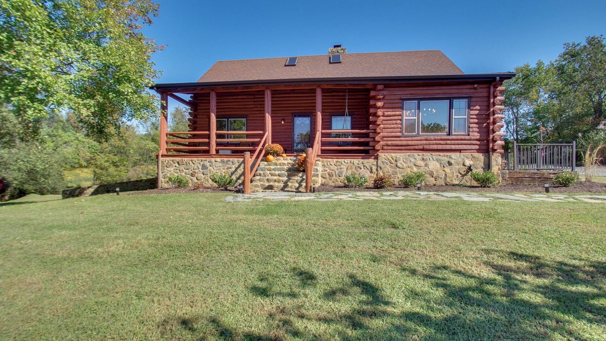 Ruckersville Cabin | Cozy Log Cabin Getaway w/Fire Pit + 3 Acres!