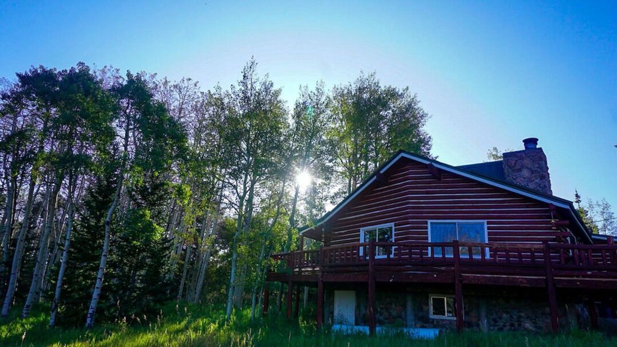 Kremmling Cabin | Cozy log cabin getaway