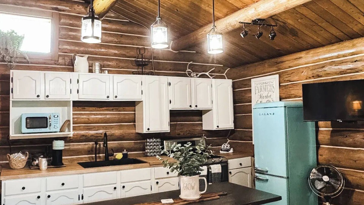 Cochrane Cabin | Cozy Log Cabin Getaway with Scenic Mountain