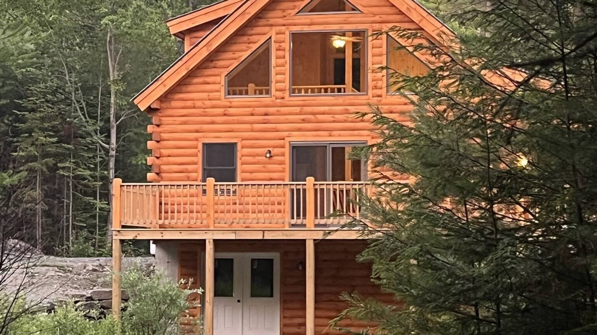 Post Mills Cabin | Cozy Log Cabin Getaway