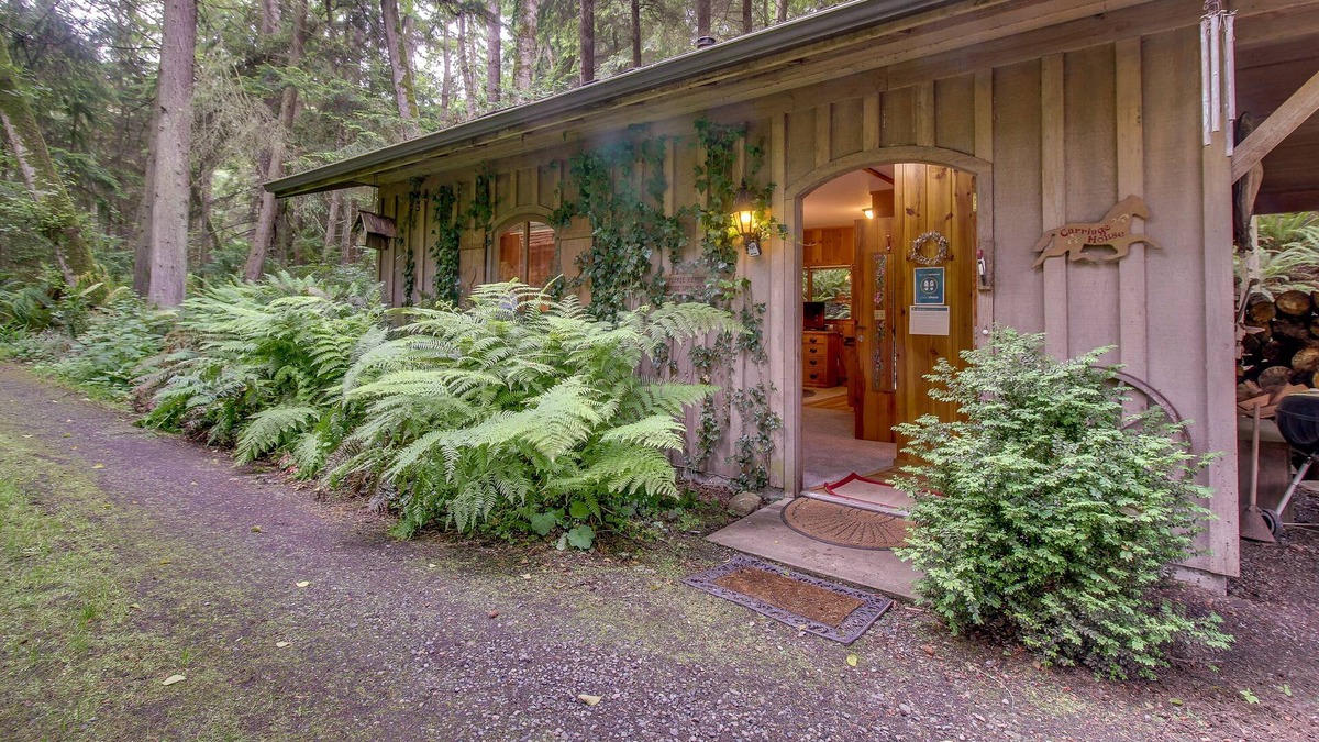 Greenbank Apartment | Cozy Log Cabin in Beautiful Surroundings with Wood Stove, Board Games