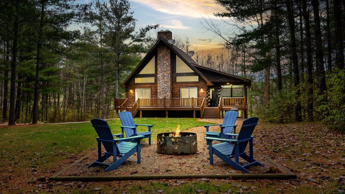 Laurelville Cabin | Cozy Log Cabin in Hocking Hills! Hot Tub! Pool Table! Pet Friendly!