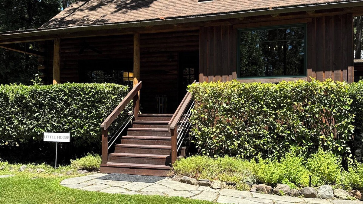 Murphy Cabin | Cozy Log Cabin in the Applegate Valley