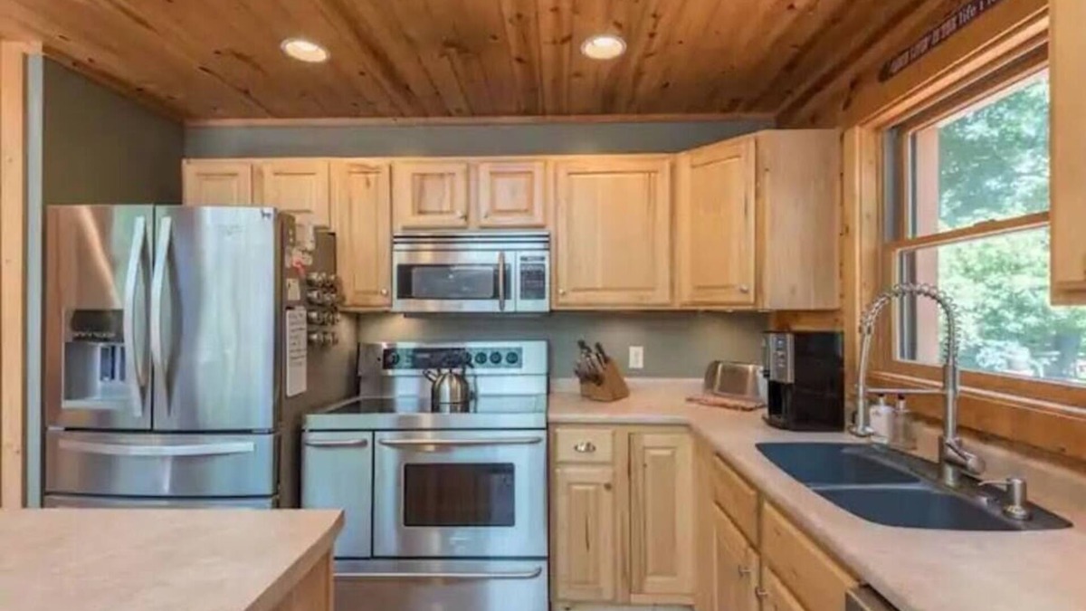 Randall House | Cozy Log Cabin in the Woods