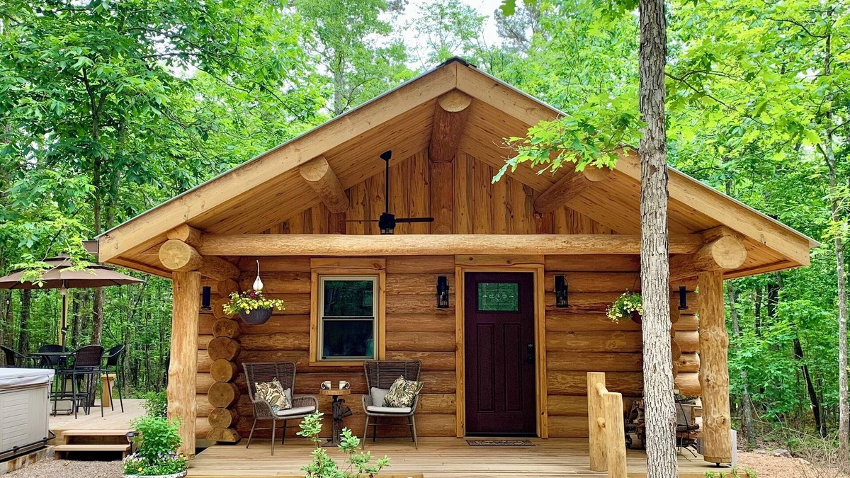 Royal Cabin | Cozy LOG CABIN in the woods w/hot tub & deck. Near Lake Ouachita & Hot Springs
