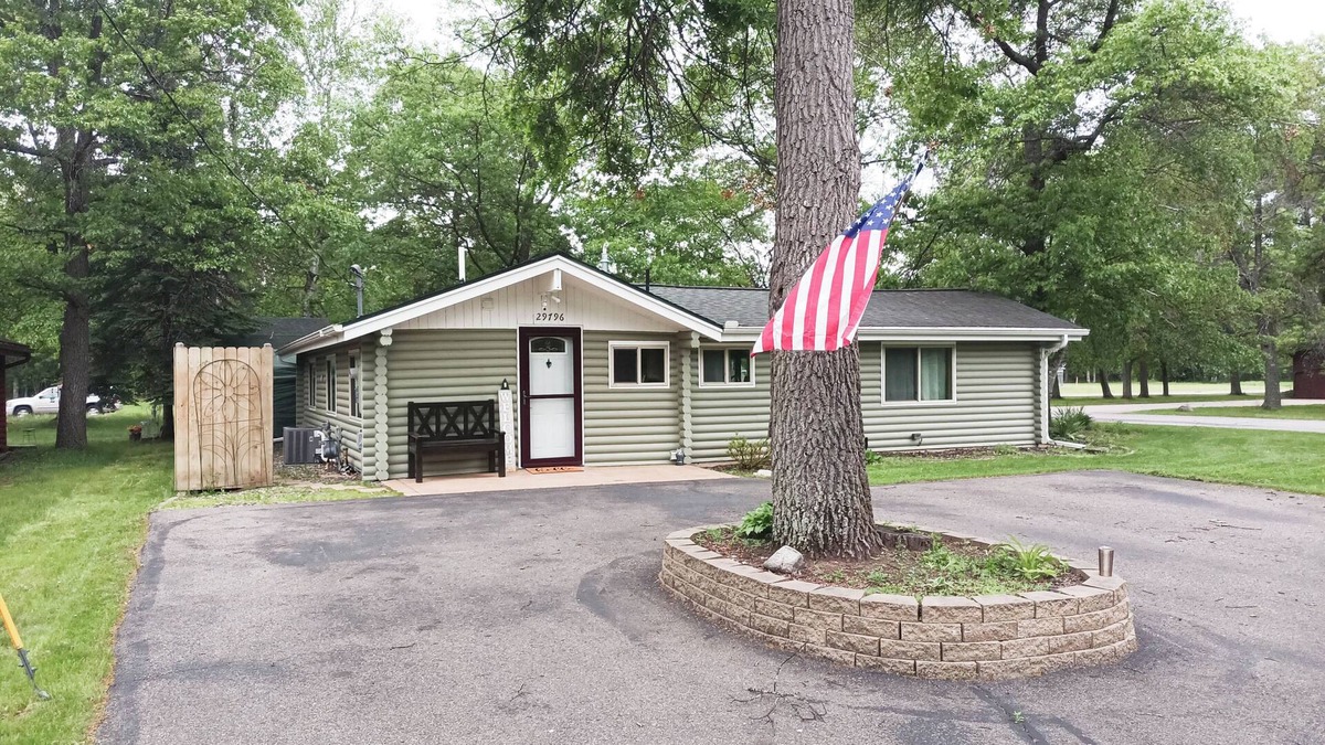 Breezy Point House | Cozy Log Cabin in Breezy Point! Book for summer!