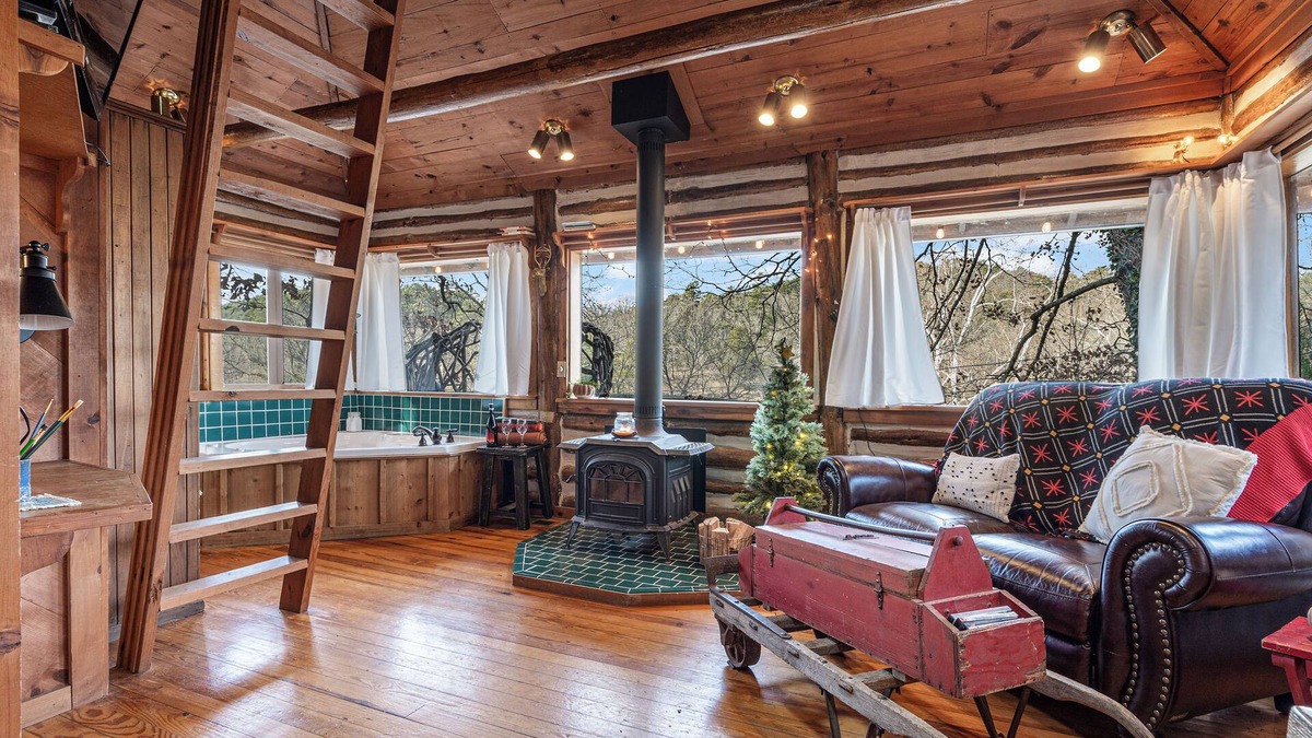 Eureka Springs Cabin | COZY LOG CABIN/LAKE LUCERNE - lake view w/tub, wood stove, 3 mi. to dwtn Eureka