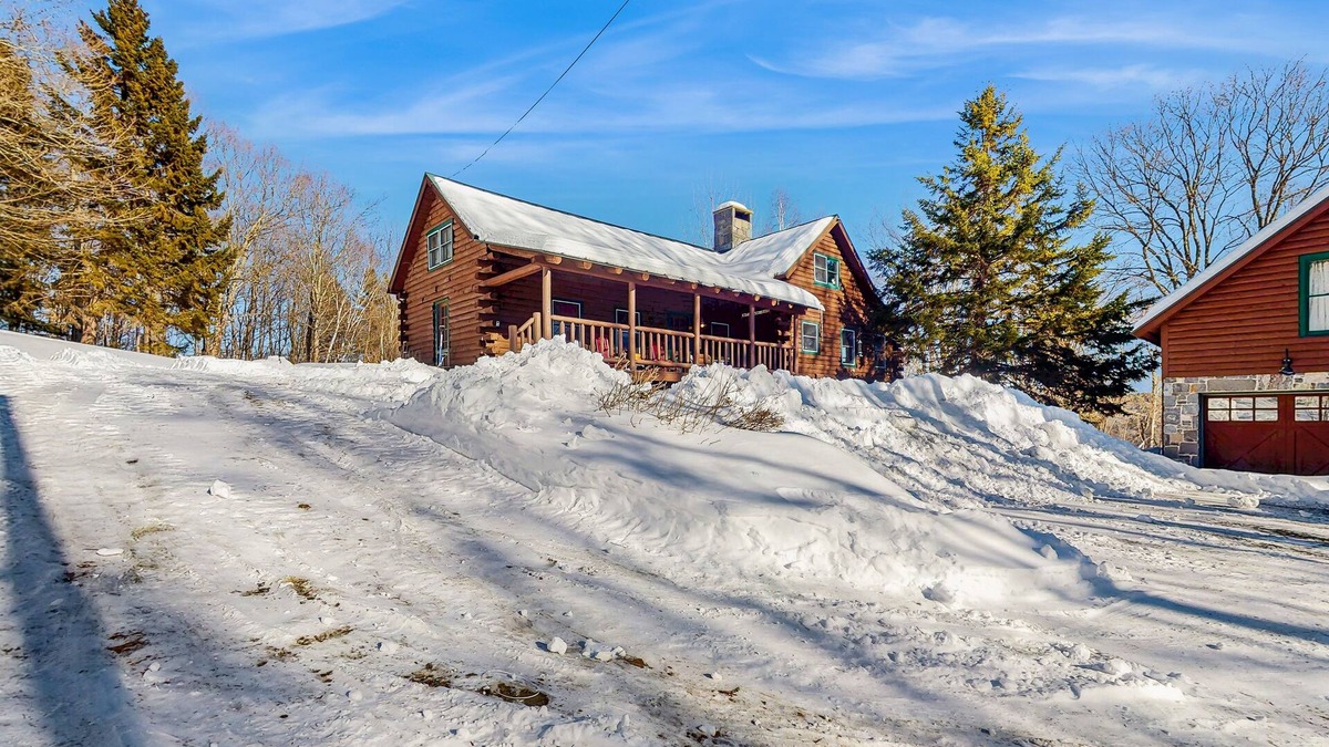 Bethel House | Cozy log cabin & loft, close to recreation, dog-friendly, bbq, balcony, a/c, w/d