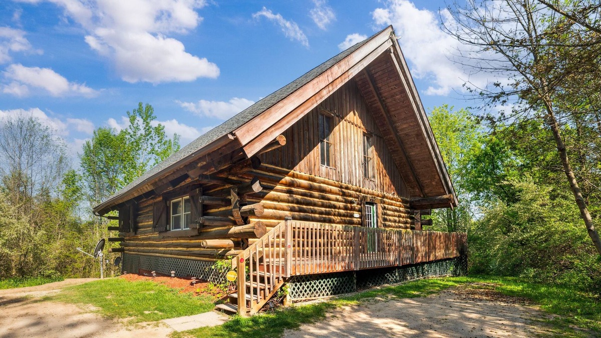 Coloma Cabin | Cozy Log Cabin on 15 acres, with private lake, 1 mile from Lake Michigan