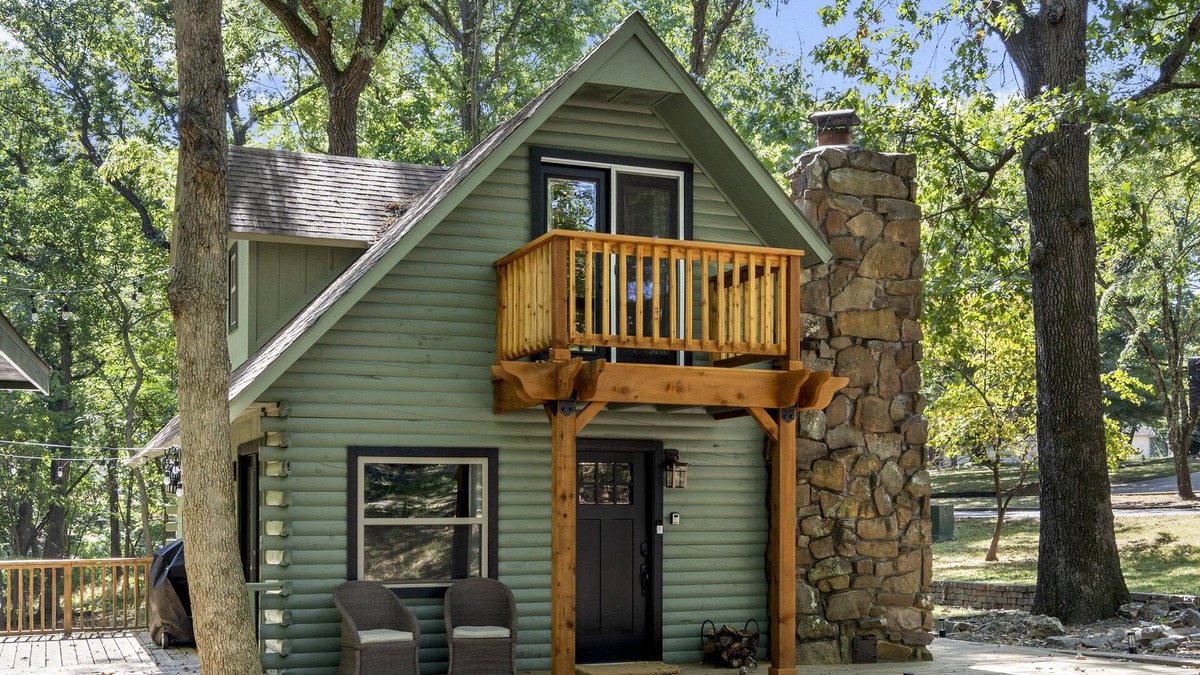 Afton Cabin | Cozy log cabin on Monkey Island. See description for golf cart rentals!