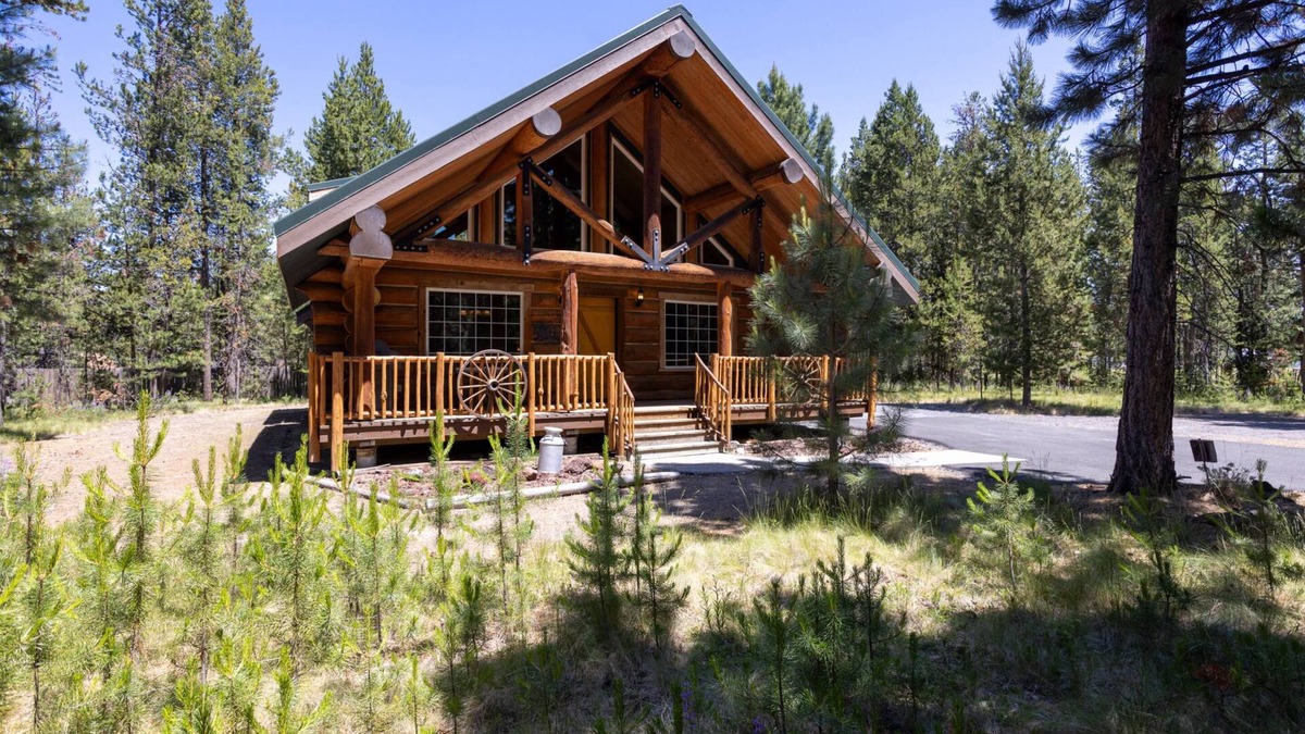 Oregon Water Wonderland House | Cozy Log Cabin on Quiet Cul-de-sac, Trails, River Nearby, 3 Mi from Sunriver, Covered Front Porch