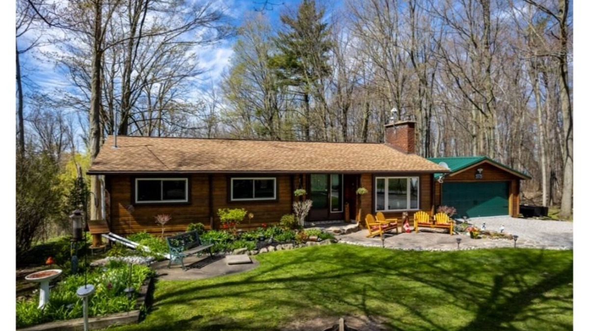 Beamsville Cabin | Cozy Log Cabin overlooking a beautiful vineyard along the wine trail 🍇
