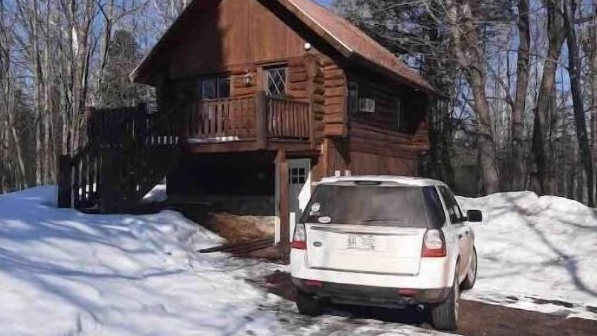 Hurley House | Cozy Log Cabin, Private but Close to Town