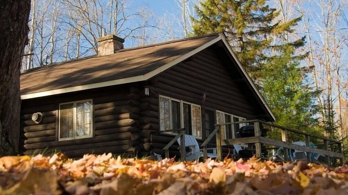 Chassell Cabin | Cozy Log Cabin Rental