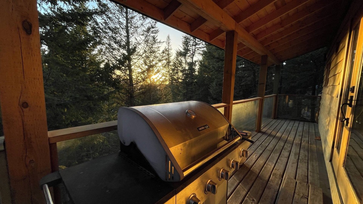 Bridge Lake Cabin | Cozy log cabin & studio on interlakes highway