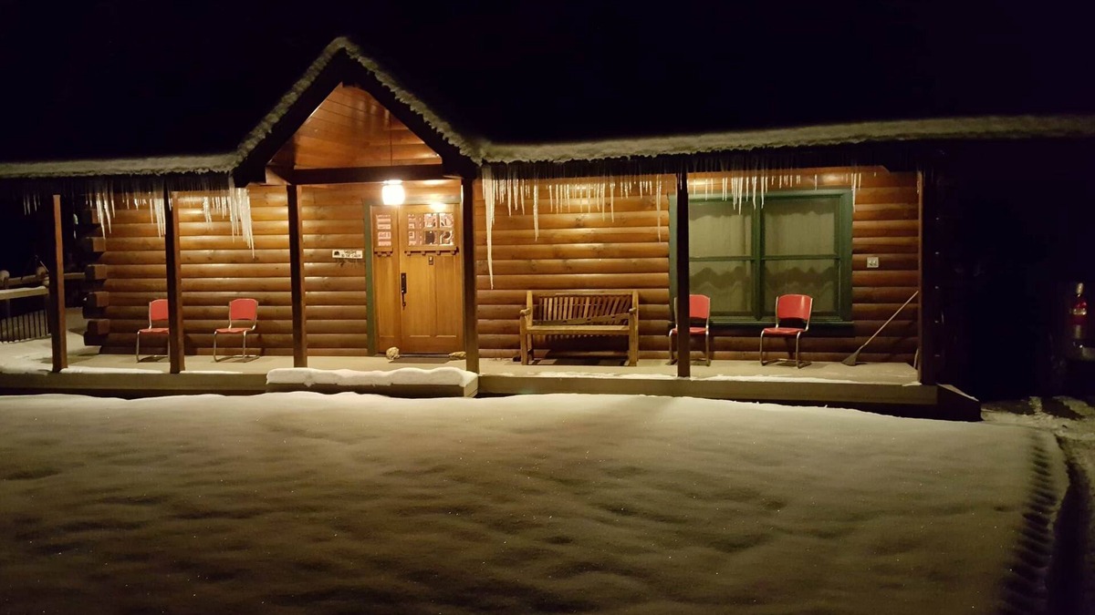 Lyle House | Cozy Log Cabin at Hartland Lake