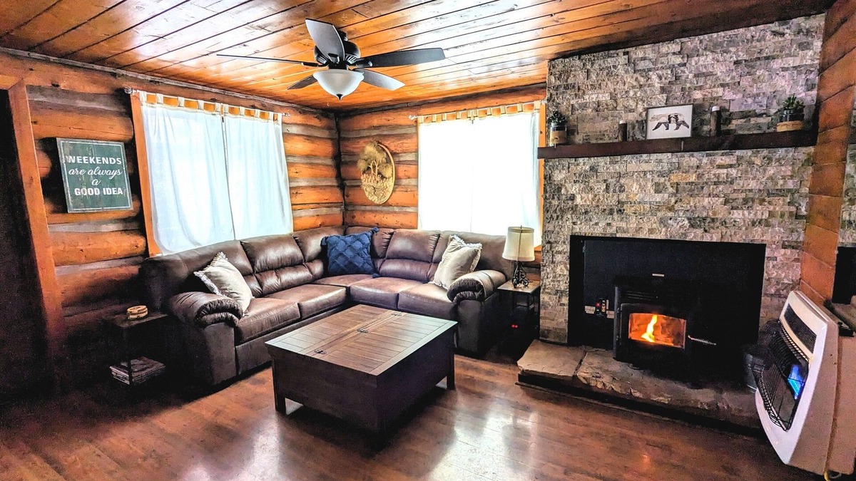 Pinetop Cabin | Cozy, Log Cabin, 1 Acre, Large Deck, Rustic, Quiet