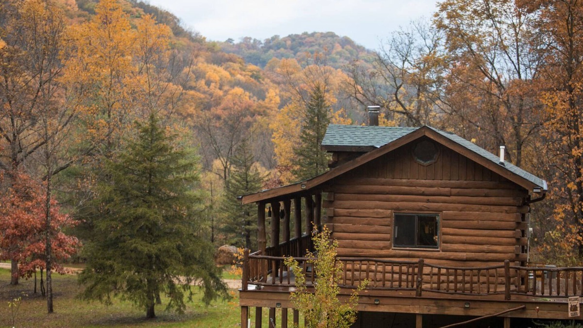 Ferryville Cabin | Cozy Log Cabin w/Hot Tub - King Bed - Private Acreage - Mississippi Getaway