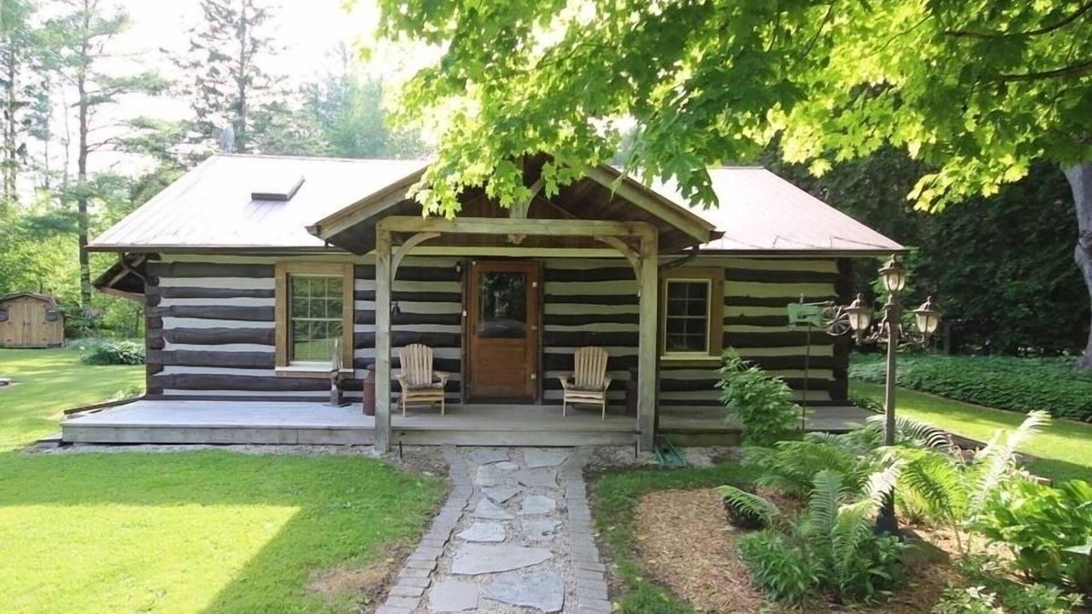 Central Huron Cottage | Cozy Log Cabin - Walk to Lake Huron!