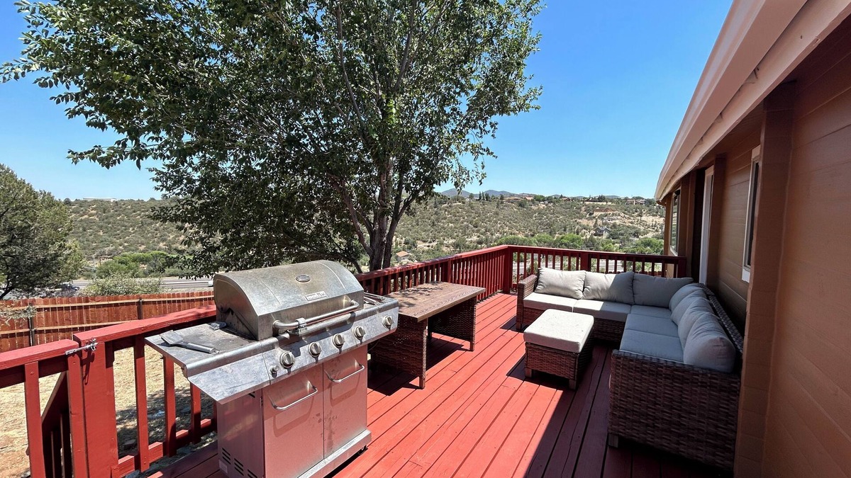 Diamond Valley Cabin | Cozy log cabin with stunning views, only 10 minutes from downtown Prescott.