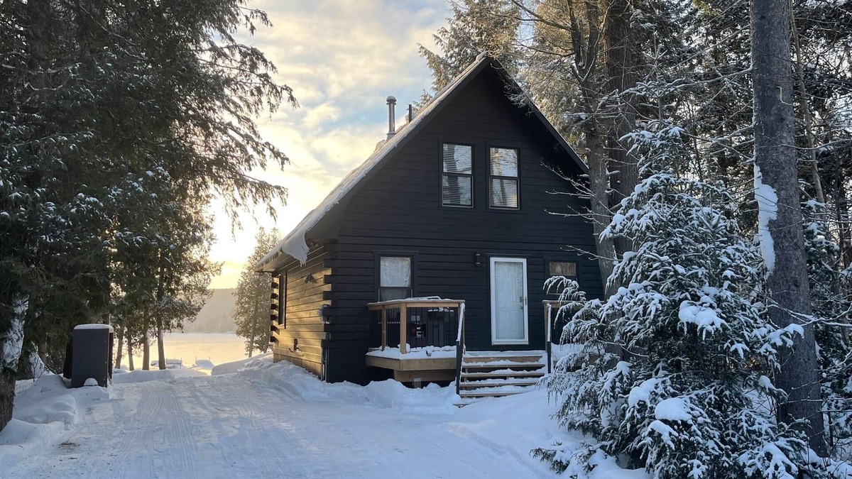 Kearney Cottage | Cozy log cabin with wood-burning sauna