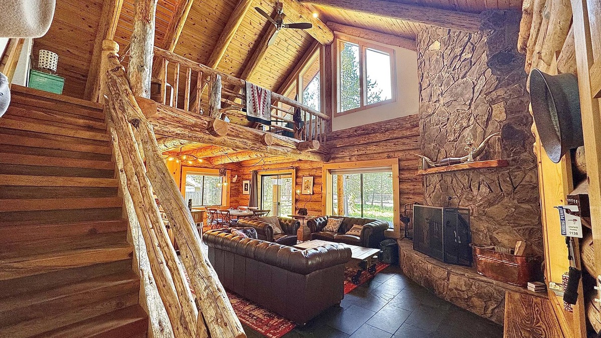 Oregon Water Wonderland Cabin | Cozy log cabin with wrap-around porch, Hot tub Loft space, Washer & Dryer