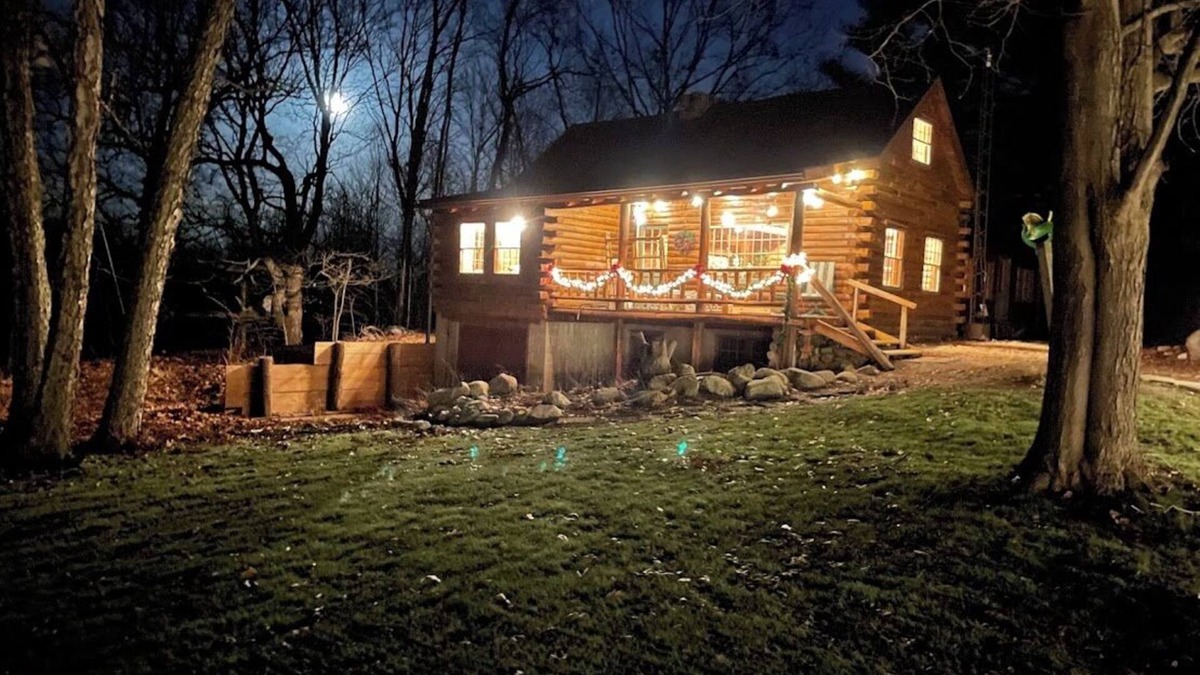 Flora House | Cozy Log Home on a Scenic Alpaca Farm