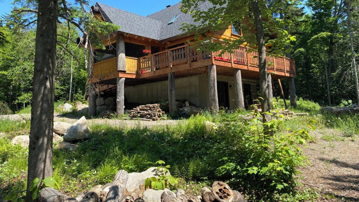 Morin Heights Cabin | Cozy log home on peaceful Lac Belanger, 10 minutes from ski hills