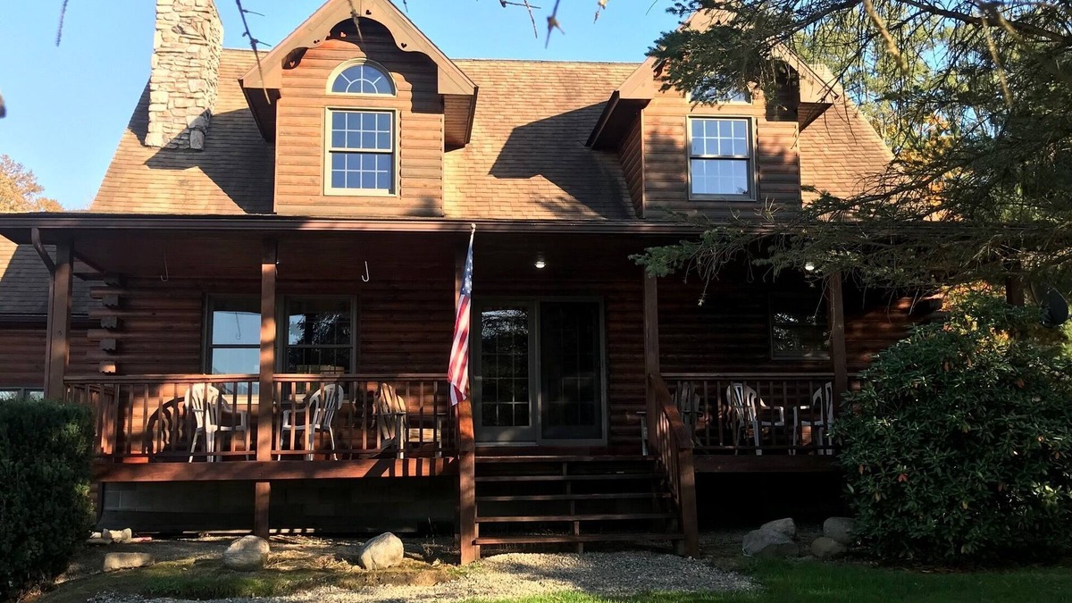 Girard House | Cozy Log Home
