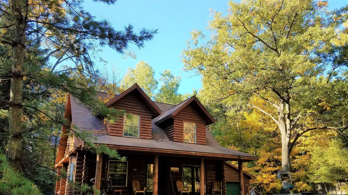 Honor Cabin | Cozy log home with lake access and near the Trading Post. Pet Friendly.
