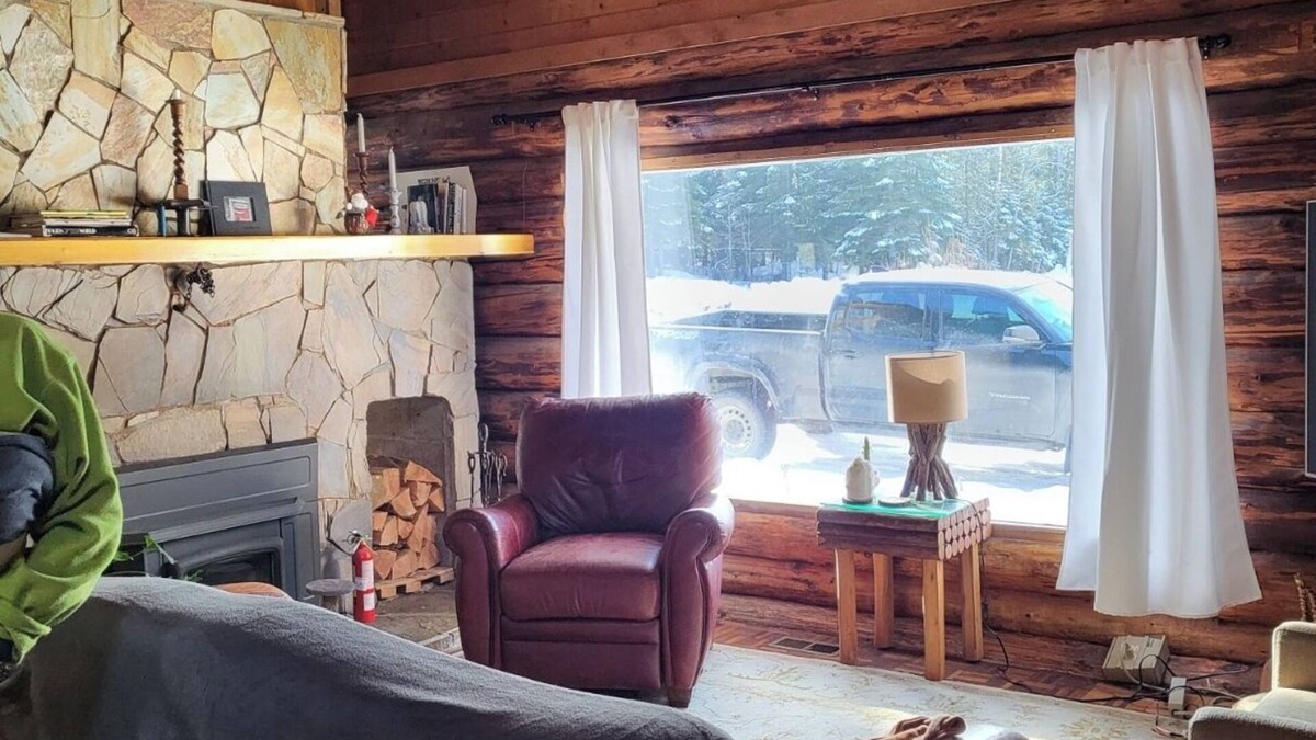Salmo House | Cozy Log House on Private Acreage 20 Minutes from Nelson.
