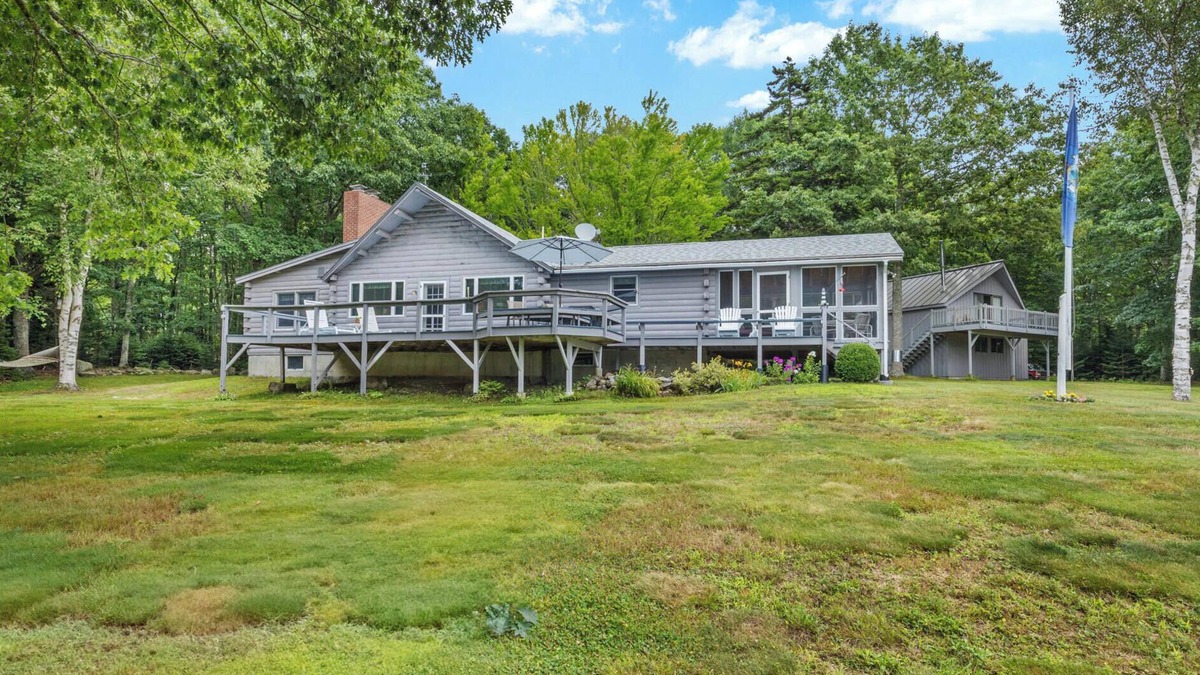 Penobscot Cabin | Cozy log house with waterfront access