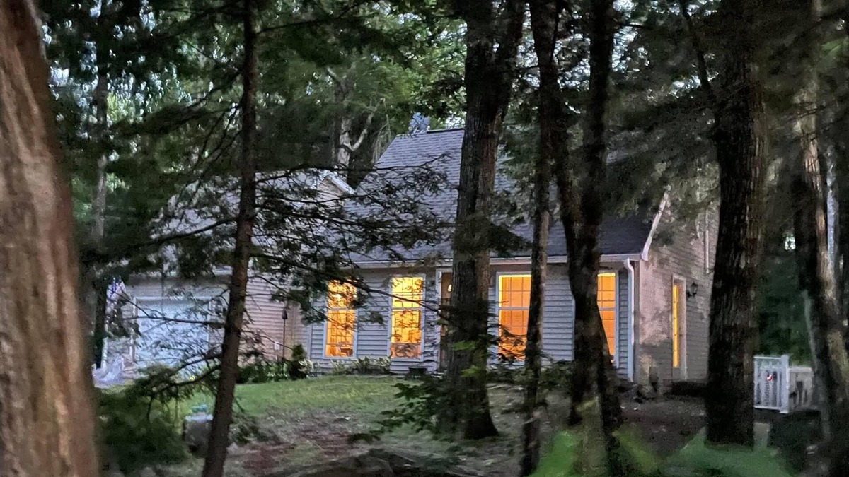 Rome House | Cozy Long Pond Cottage: private mooring & shared dock