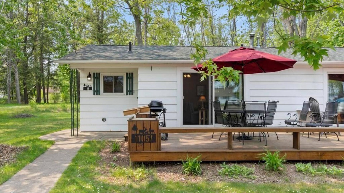 Burt Lake House | Cozy Loon Cottage: 2 BR, 1 BA in ALANSON, Sleeps 5