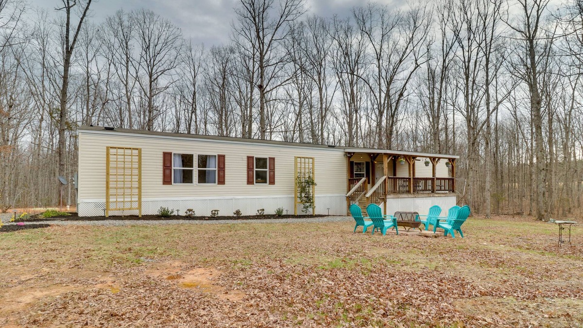 Louisa Cottage | Cozy Louisa Cottage Stay w/ Fire Pit!