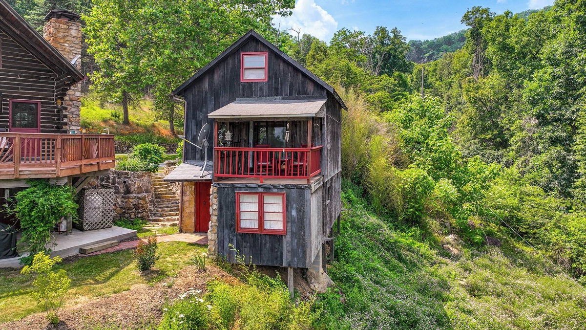 Stanley Apartment | Cozy Luray Cabin w/Views: Near Hiking Trails!