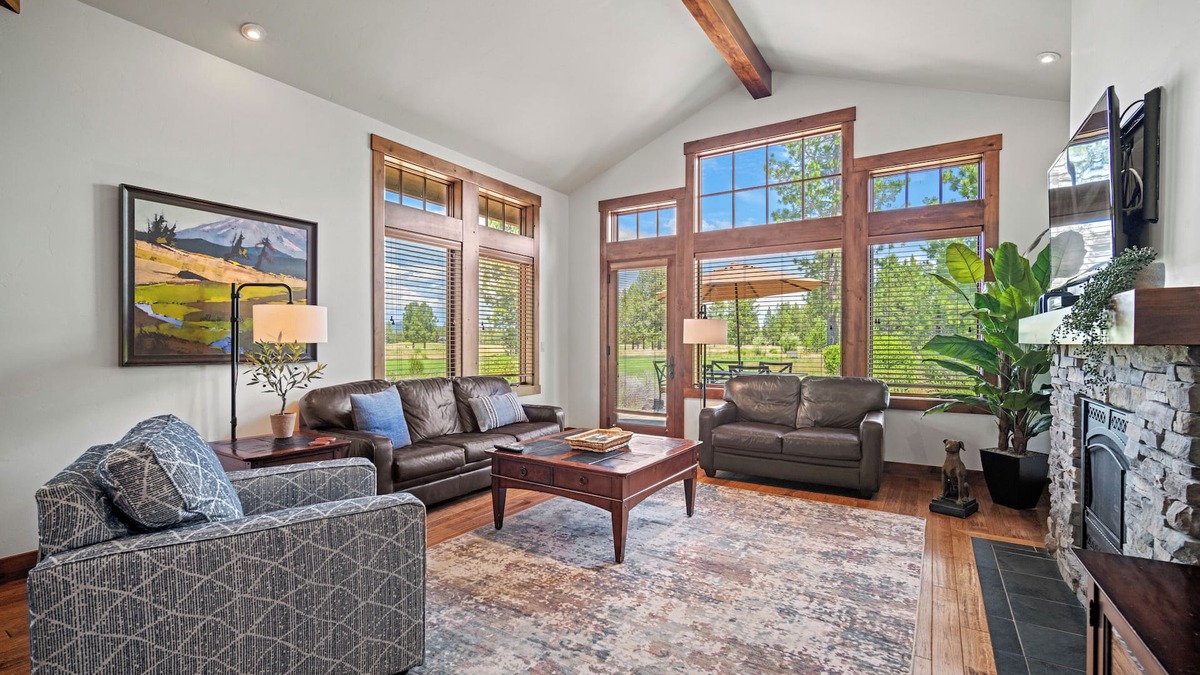 Sunriver Cabin | Cozy Luxe Cabin with A/C, Golf Views & Hot Tub